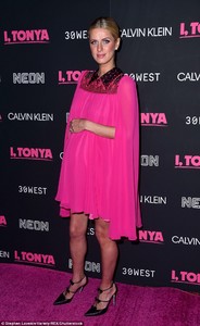 46C8EF5700000578-5127125-Hello_gorgeous_Nicky_Hilton_who_is_currently_pregnant_with_her_s-a-5_1511923366351.jpg