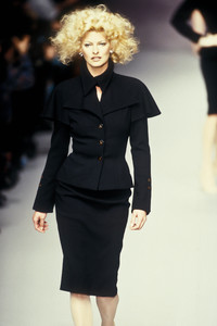 4_chloe-fw-1995-5_html.thumb.JPEG.b980146508f2e58c07402fb3423535aa.JPEG