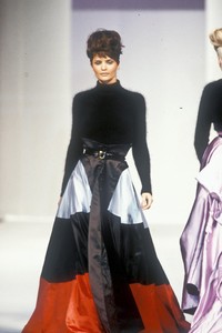 4_herve-leger-fw-1994-5_html.thumb.JPEG.9b22816d849ae0b9a78d3cf52dc5d212.JPEG