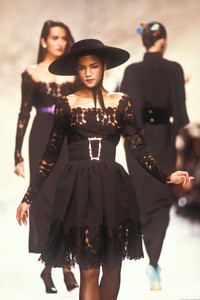 4_karl-lagerfeld-fw-1988-5_html.thumb.JPEG.ed8ea63d571dd2bb81802c96ae782cca.JPEG