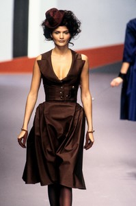 4_karl-lagerfeld-fw-1995-5_html.thumb.JPEG.386db35a045f538b4e06d6e26a9dc5cd.JPEG