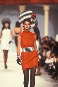 4_karl-lagerfeld-ss-1988-5_html.thumb.JPEG.e052daba0f788ae6132c8459e9430b68.JPEG