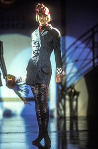 4_versace-hc-fw-1993-5_html.thumb.JPEG.3595f3739fe9002ba551a812b6ffc876.JPEG