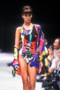 4_versace-ss-1991-5_html.thumb.JPEG.e2528d2faa467ab8cbfa614e68b17c57.JPEG