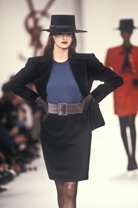 4_ysl-fw-1988-5_html.thumb.JPEG.b22f54e8a377e0f964e260dca38cb2c8.JPEG