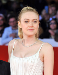 55653518_dakota-fanning-3.jpg