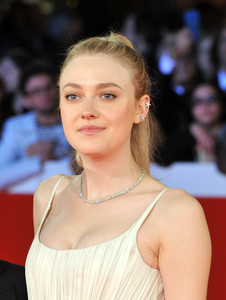 55653559_dakota-fanning-10.jpg