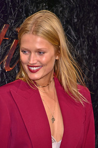 55879354_toni-garrn-5.jpg