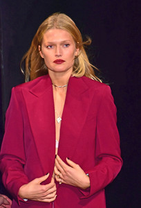 55879393_toni-garrn-6.jpg