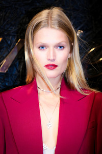 55879796_toni-garrn-12.jpg