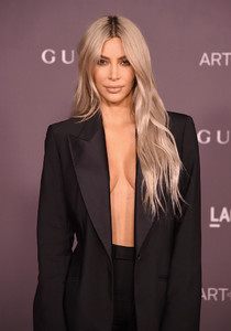 55979607_kim-kardashian-2017-lacma-art-film-gala-honoring-45pbl703xlxx.jpg