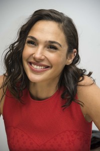 56115983_gal-gadot-001.jpg