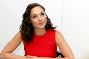 56116001_gal-gadot-007.jpg