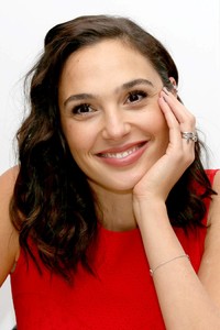 56116018_gal-gadot-011.jpg