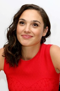 56116076_gal-gadot-022.jpg