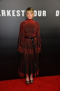 56361122_haley-bennett-4.thumb.jpg.80651d192d4d472cceabf0bd39174ea0.jpg