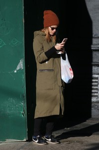 56626023_kate-mara-13.jpg