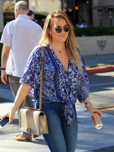 56889194_56836641_hilary_duff_14112017_1_29.jpg