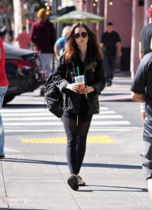 57319671_lily-collins-3.jpg