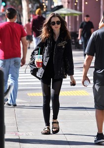 57319675_lily-collins-6.jpg