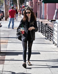 57319692_lily-collins-18.jpg