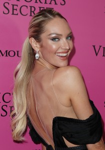 57453055_candiceswanepoel_victoriassecretfashionshowafterparty2017-2.jpg