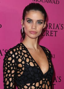 57458767_sarasampaio_victoriassecretfashionshowafterparty2017-4.jpg