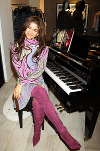 57528940_zendayacoleman_bloomingdalegreatholidaywindowunveiling-15.jpg