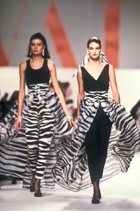 5_valentino-ss-1988-1_html.thumb.JPEG.d0522b12cd9f997a90a4d07a0f55ac6e.JPEG