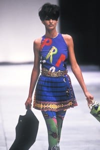 5_versace-ss-1991-15_html.thumb.JPEG.bce579bd28f545ae7b58b24c40ad30fe.JPEG