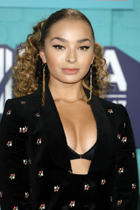 Ella+Eyre+MTV+EMAs+2017+Red+Carpet+Arrivals+RcK4XnSYLwfx.jpg