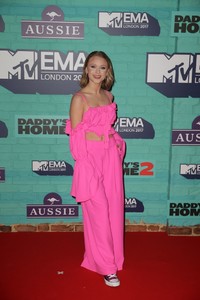 Zara+Larsson+MTV+EMAs+2017+Red+Carpet+Arrivals+ns10jXacyAMx.jpg