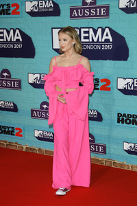 Zara+Larsson+MTV+EMAs+2017+Red+Carpet+Arrivals+uxTXkZA2EVtx.jpg