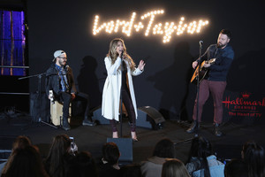 Jessie+James+Decker+Lord+Taylor+Unveils+2017+xhlQv2GlNKcx.jpg