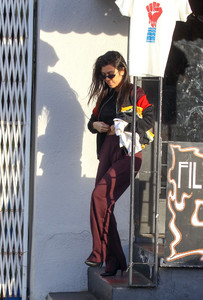 Kourtney+Kardashian+out+Dob9hBd6UaCx.jpg