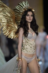 Blanca+Padilla+2017+Victoria+Secret+Fashion+EFvPaeImXdHx.jpg