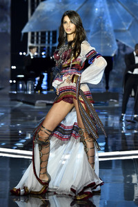 Bruna+Lirio+2017+Victoria+Secret+Fashion+Show+8enxGAZZD5ux.jpg