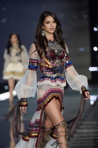Bruna+Lirio+2017+Victoria+Secret+Fashion+Show+iVTljQbBKsIx.jpg