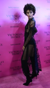 Samile+Bermannelli+2017+Victoria+Secret+Fashion+ANpBDl2kNZPx.jpg