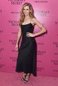 Victoria+Lee+2017+Victoria+Secret+Fashion+a5xoCef5Nh4l.jpg