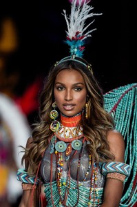 Jasmine+Tookes+2017+Victoria+Secret+Fashion+dqtrq9binezx.jpg