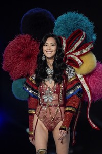 Liu+Wen+2017+Victoria+Secret+Fashion+Show+Ik4NKNisZxQx.jpg