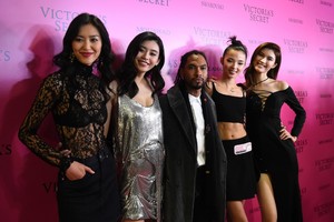 Liu+Wen+2017+Victoria+Secret+Fashion+Show+axDd9a40JQIx.jpg