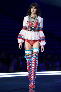 Vanessa+Moody+2017+Victoria+Secret+Fashion+hCcuMeXXmiVx.jpg