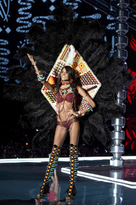 Cindy+Bruna+2017+Victoria+Secret+Fashion+Show+0gnAde2wO5ox.jpg