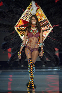 Cindy+Bruna+2017+Victoria+Secret+Fashion+Show+2FdVvFF96Awx.jpg