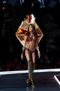 Cindy+Bruna+2017+Victoria+Secret+Fashion+Show+CvzKbuWv9j7x.jpg