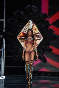 Cindy+Bruna+2017+Victoria+Secret+Fashion+Show+UYwKuYBgLLPx.jpg