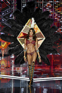 Cindy+Bruna+2017+Victoria+Secret+Fashion+Show+XNUianpxJCMx.jpg