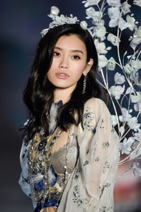 Ming+Xi+2017+Victoria+Secret+Fashion+Show+8wKJeTQkkXax.jpg